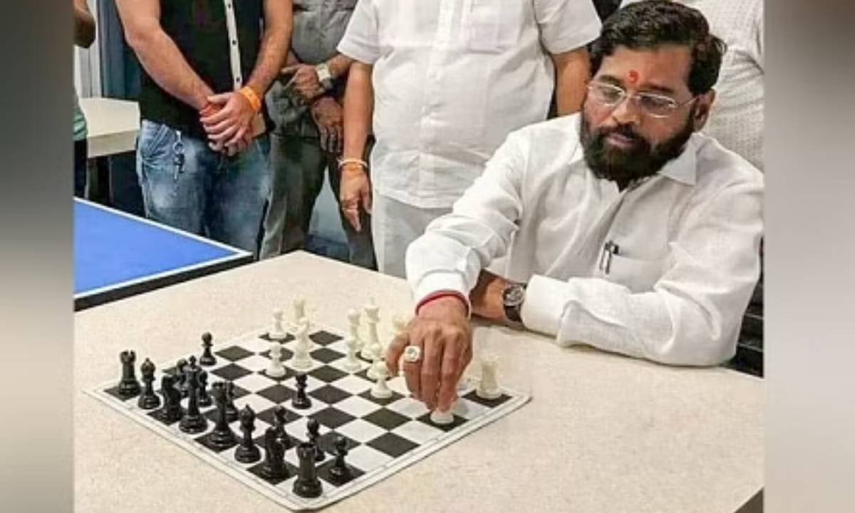 eknath shinde playing chess