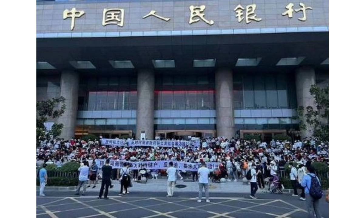 Bank depositors protest in Chinas Henan province