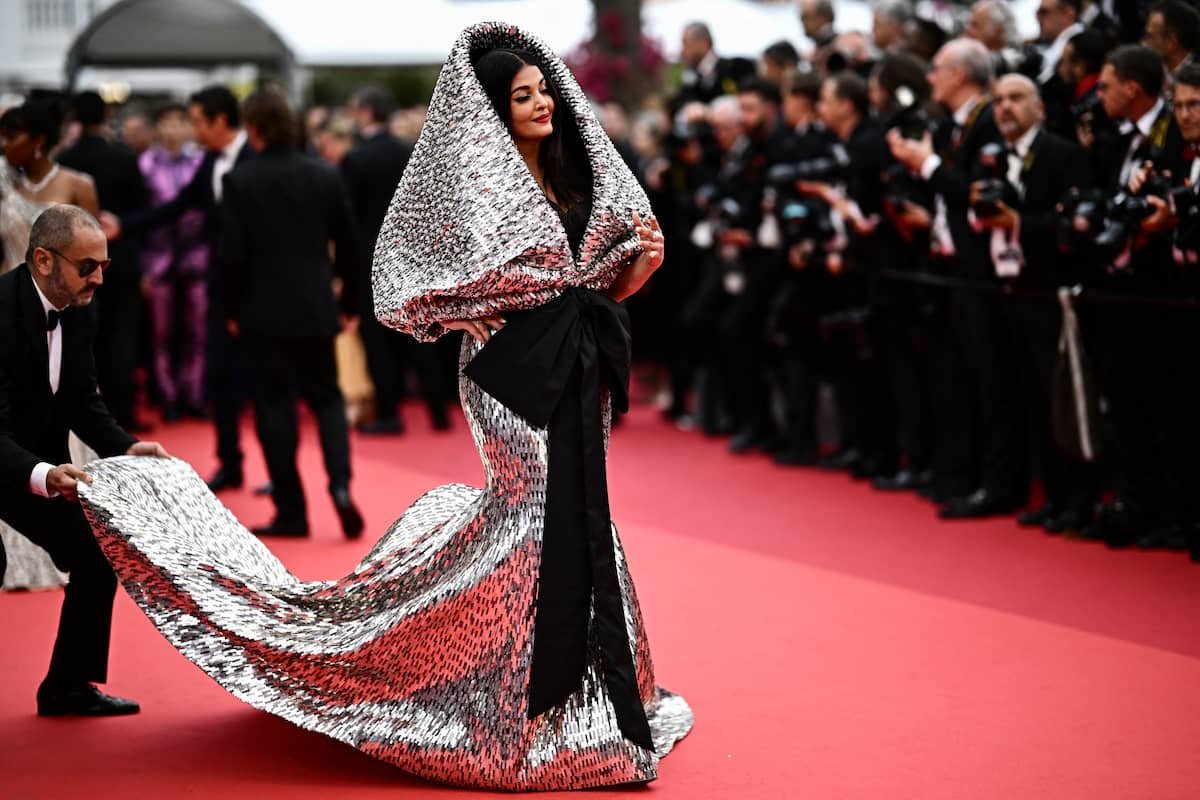 It Took 3,000 Hours To Make Aishwarya Rai's Butterfly Gown & The Internet  Is Mighty Impressed!