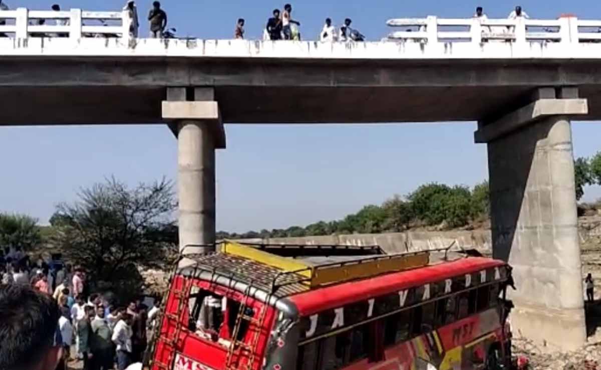 madhya pradesh, khargone, bus fall, bus accident