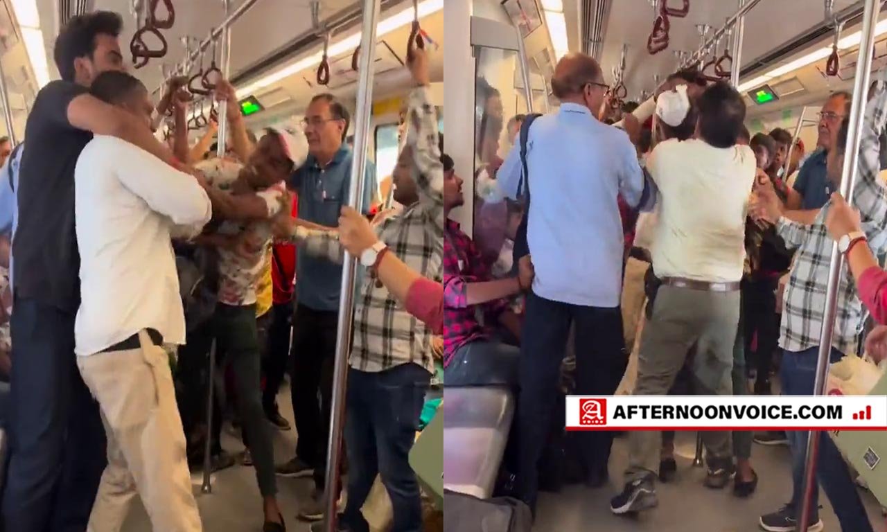 delhi metro, fight, viral video, viral, elderly fight, delhi metro viral video