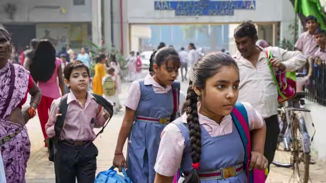 delhi school students, delhi school, students, winter, fog, pollution, students