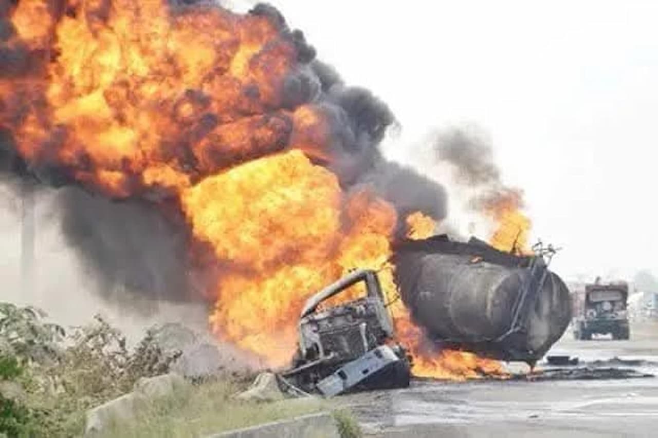 lpg tanker, lpg, jaipur highway, tanker accident, tanker collide