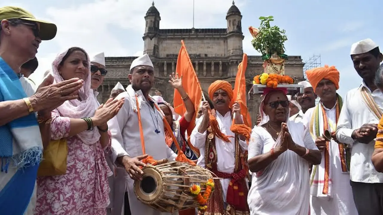 Ashadhi Wari 2025: Maharashtra Govt Offers Insurance, Tents, And Toll Relief For Warkaris 1 insurance, warkaris, wari, maharashtra govt, maharashtra