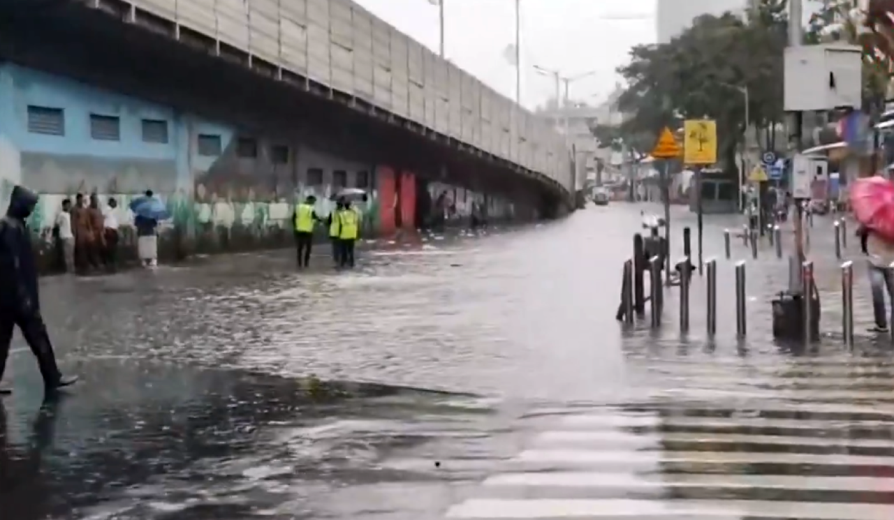 Mumbai Drowns In Chaos: Trains Hit, Roads Submerged As Torrential Rains Paralyse City 1 mumbai waterlogging, mumbai, mumbai rains, rain, submerged