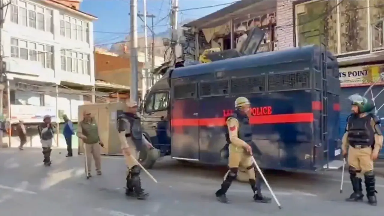 ladakh, curfew, imposed, leh, police clash