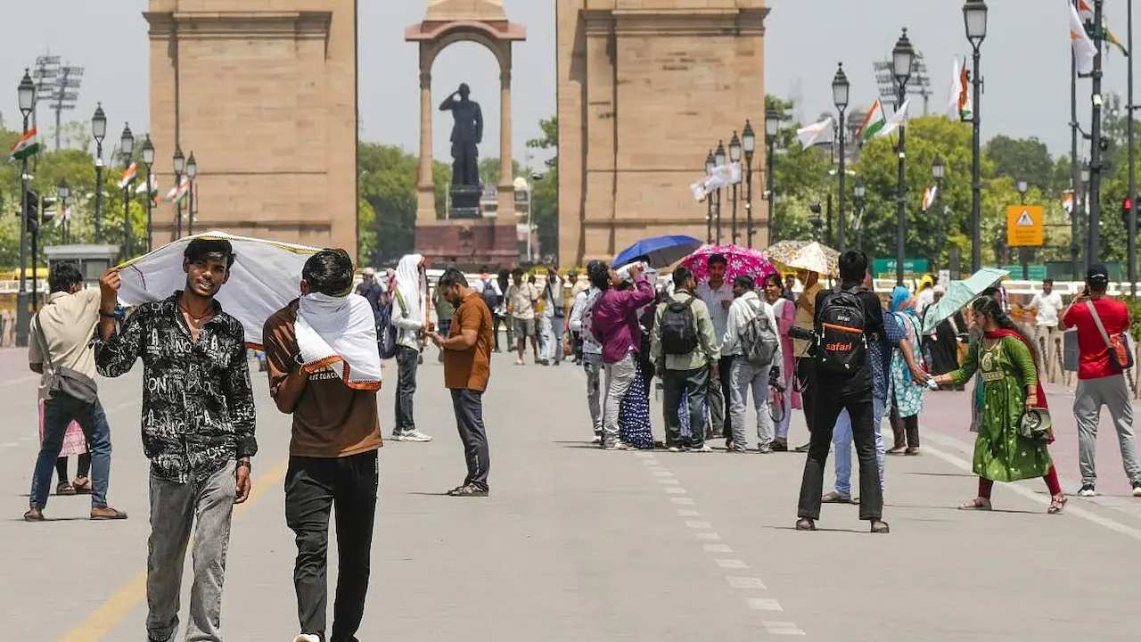 Delhi Sizzles Under Heatwave Alert As Temperature Set To Hit 44°C; Air Quality Slips To 'Very Poor' 1 Delhi heatwave alert, Delhi weather today, Delhi AQI today, IMD yellow alert, Delhi temperature 44 degree. delhi, heatwave