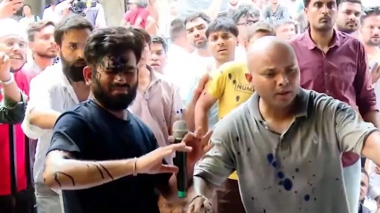 Woman Throws Ink At Cjp Founder Abhijeet Dipke During Hunger Strike At Jantar Mantar 1 abhijeet dipke, cjp, cockroach janta party, ink thrown, jantar mantar, delhi